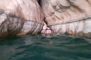 Wadi Shab – skalné jazierka a tajomná jaskyňa s vodopádom.