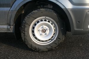 MAN jazdil na pneumatikách Continental VanContact 4Seasons s rozmermi 235/65 R 16.