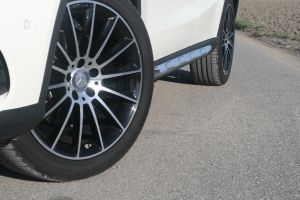Ani na nízkoprofilových pneumatikách s rozmermi 235/45 R 19 nebol "terénny" Mercedes-Benz nepohodlný.