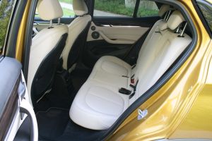 Vzadu je v BMW X2 prekvapujúco dosť miesta aj pre pasažierov vysokých 180 cm.