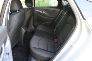 Nad zadnými sedákmi je o necelých 5 cm menej miesta ako vo verzii i30 hatchback.
