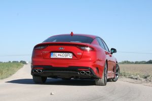 Benzínový Stinger V6 s výbavou GT bezpečne spoznáte podľa štvorice výfukov (naftová verzia má dvojitú koncovku len na jednej strane).