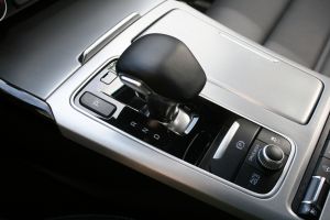 Za voličom automatickej prevodovky ju umiestnený otočný ovládač jazdných režimov (Smart, Eco, Comfort, Sport, Sport+).