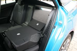 Plug-in hybridný Prius má o 142 l menší kufor ako klasický hybridný Prius, po sklopení zadného deleného operadla predĺžená podlaha dokonca klesá.