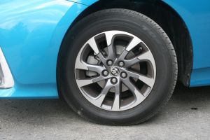 Testovaný Prius Plug-in Hybrid jazdil na špeciálnych pneumatikách s rozmermi 195/65 R 15.