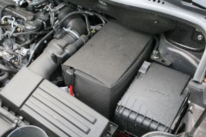 Proti sálavému teplu v motorovom priestore je akumulátor chránený plsteným obalom.