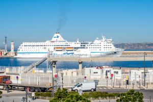 Problémom sú aj emisie dusíka NOx – napríklad výletné lode kotviace v Marseille ich v roku 2017 vypustili skoro toľko ako štvrtina áut v meste. Foto: Dreamstime.