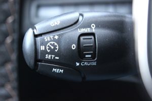 Umiestnenie ovládania tempomatu býva rôzne. Niekde je na volante, inde na stĺpiku riadenia v špeciálnom ovládači, prípadne na páčke za volantom.