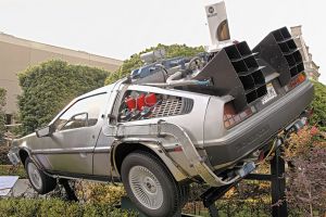 DeLorean zo slávneho blockbusteru Návrat do budúcnosti (Back To The Future), vystavený v expozícii filmových štúdií Universal. Foto: Dreamstime.