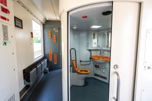 ZSSK myslí v nových vlakoch aj na cestujúcich s obmedzenou pohyblivosťou: nástupnými plošinami a bezbariérovými toaletami. 