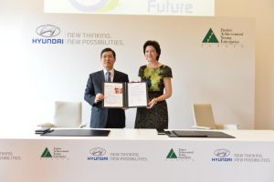 Prezident Hyundai Motor Europe Tak Uk Im po podpise zmluvy s Caroline Jenner, CEO Junior Achievement - Young Enterprise.