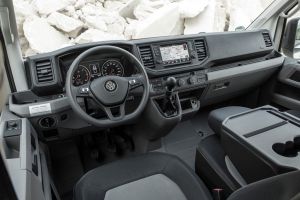 VW Crafter prináša novú úroveň bezpečnostnej a príplatkovej komfortnej výbavy. Crafter 50 má systém udržiavania jazdy v jazdnom pruhu dokonca v štandardnej výbave.