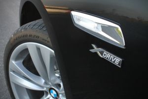 Pohon všetkých kolies xDrive odporúčame, príplatkových dvadsiatok typu runflet sa pokojne vzdajte. Znižujú komfort jazdy.