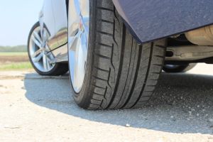 Zadné pneumatiky sú široké až 255 mm, tie predné potom 235 mm.