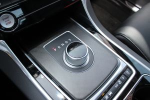Kruhový ovládač automatickej prevodovky je pre Jaguar už typický.