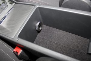 Klimatizovaná je aj veľká schránka pod lakťovou opierkou medzi prednými sedadlami.