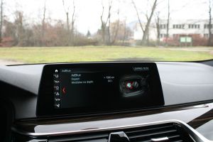 Aktuálny stav a dojazd na AdBlue zobrazuje BMW na stredovom monitore.